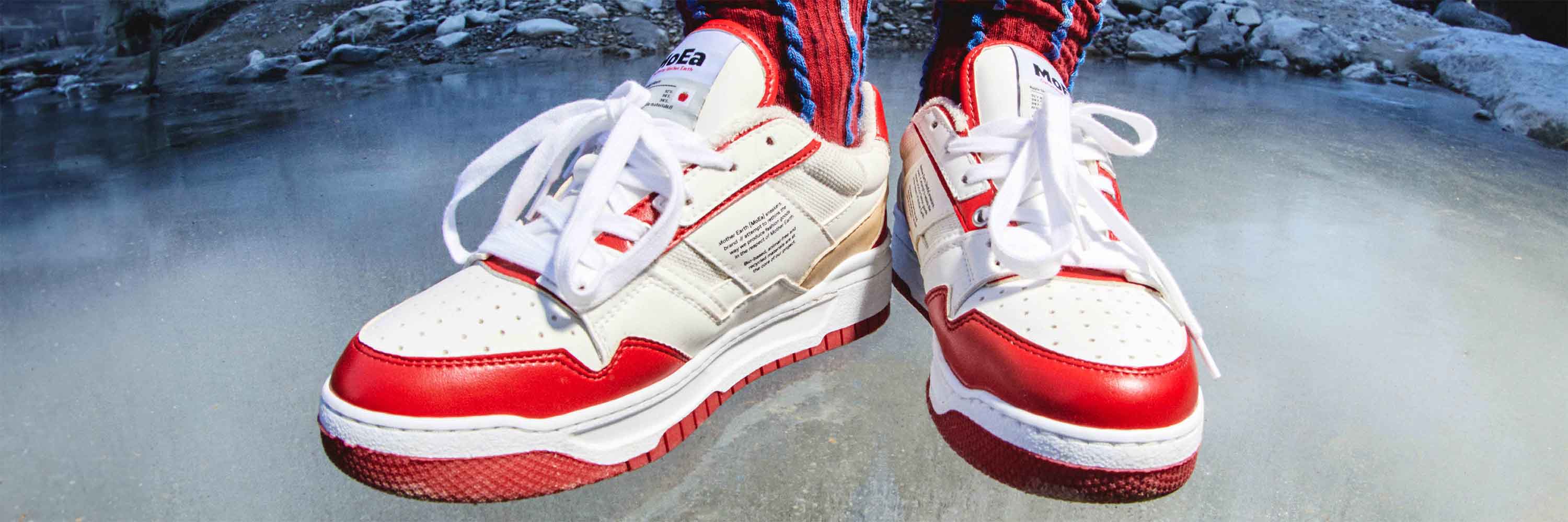 APPLE SNEAKERS