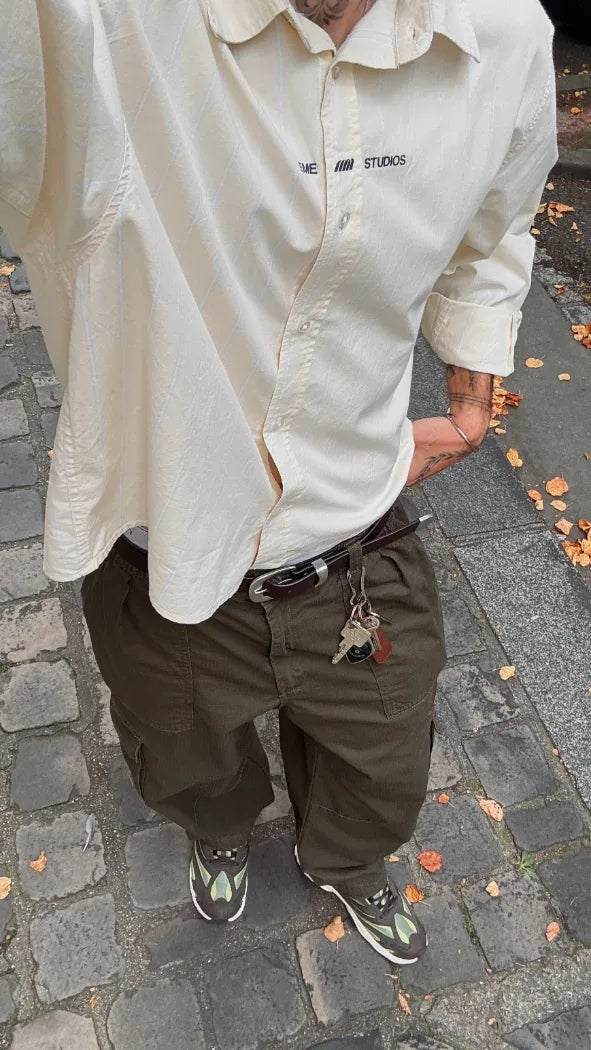 Dune worn: Crossed legs, café terrace